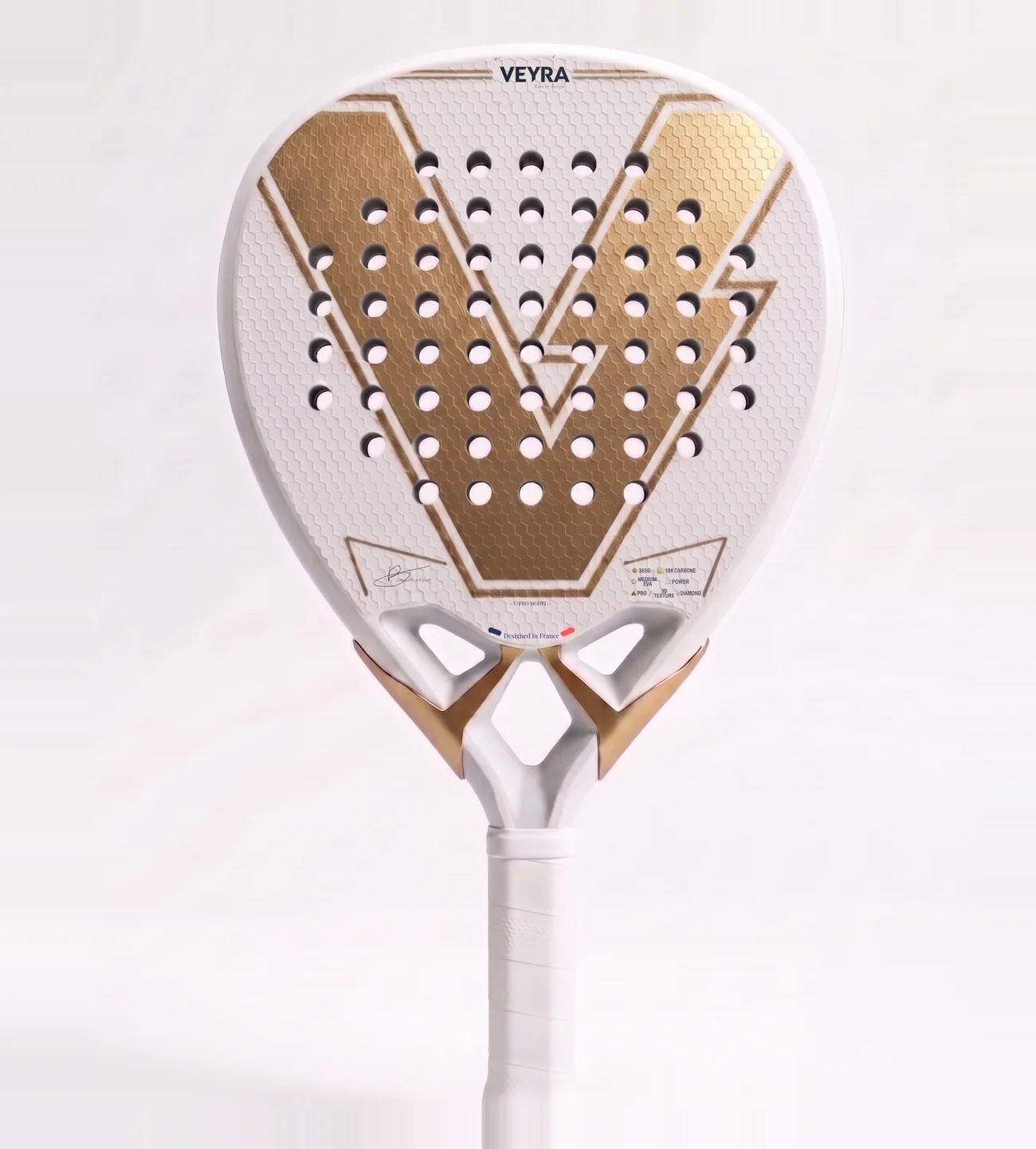 Raquette Veyra V-PRO, coloris Or Blanc, monogramme V doré sur fond blanc, vue complète